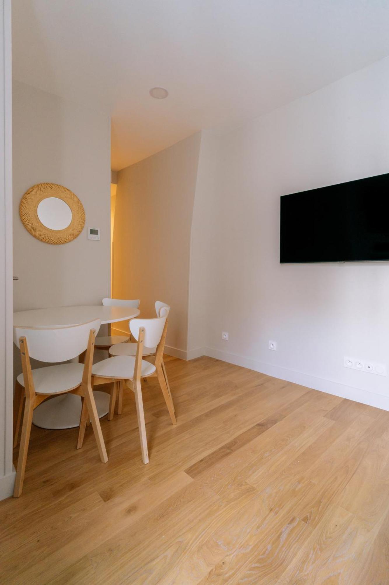 Stunning 1 Bedroom Apartment In Parigi Esterno foto