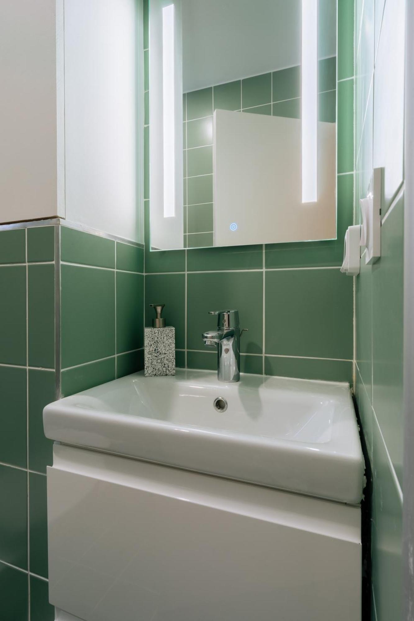 Stunning 1 Bedroom Apartment In Parigi Esterno foto